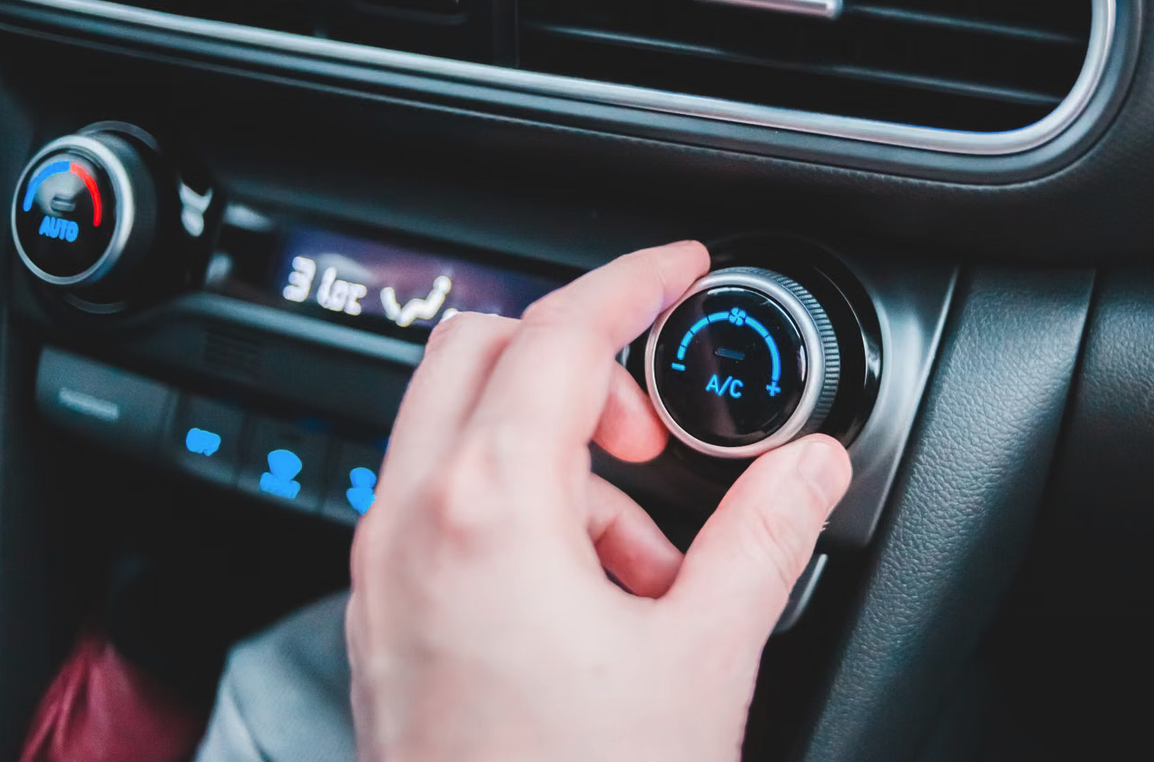 Auto-Innenraum abkühlen: Schnelle Hilfe bei Sommerhitze Klimaanlage im Auto bedienen