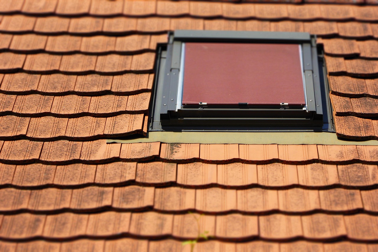 Dachfenster mit Sonnenschutz zum Kühlen einer Dachgeschosswohnung