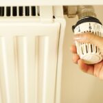 Thermostat am Heizkörper runter drehen