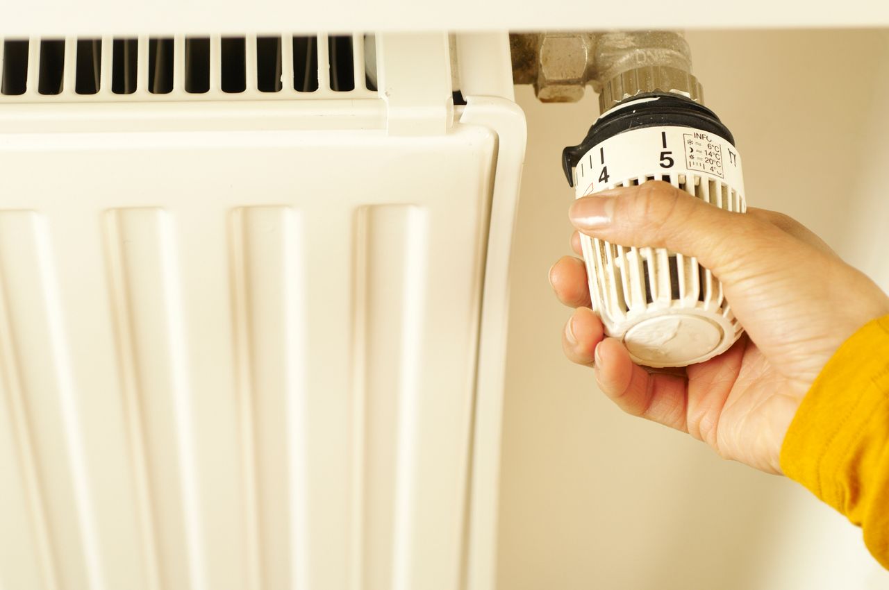 Thermostat am Heizkörper runter drehen