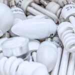 Ein Haufen verschiedener Glühbirnen und Lampen