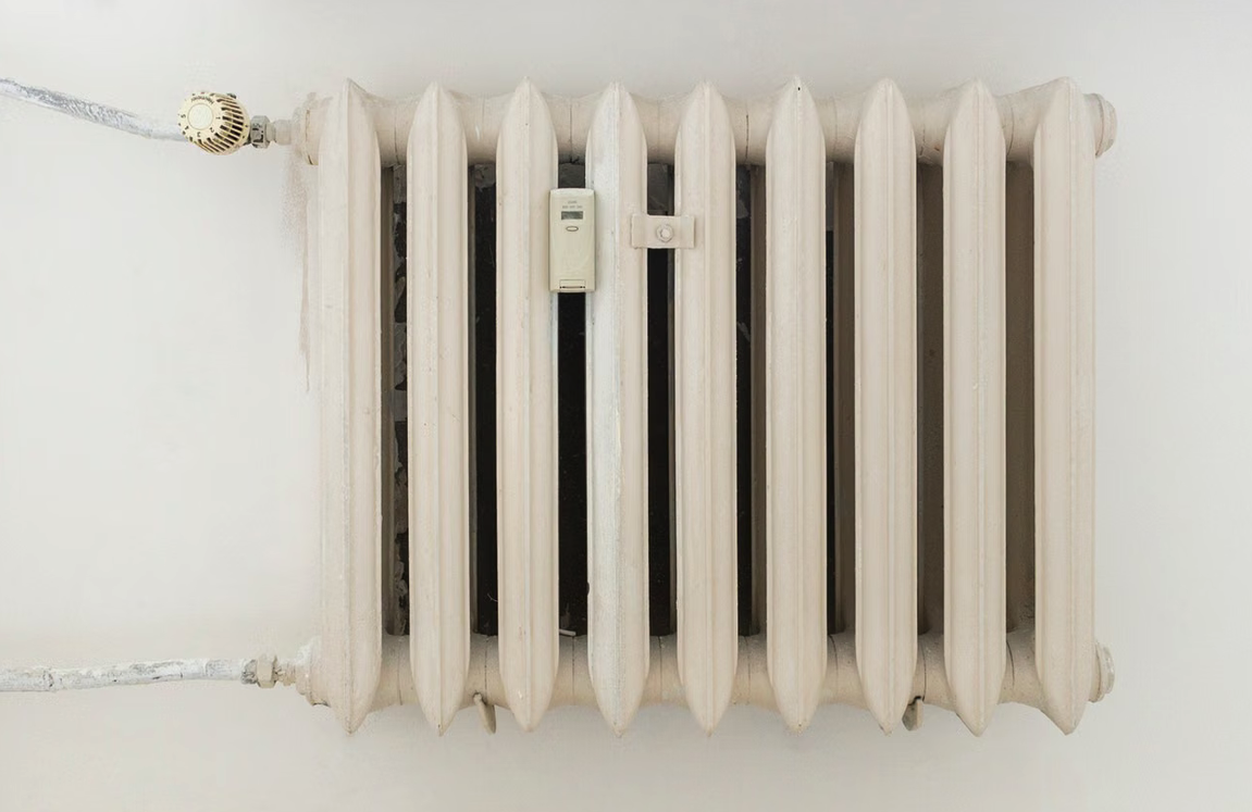 Ein weißer Heizkörper vor einer weißen Wand