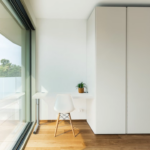 Kleiderschrank an einer kalten Außenwand - so verhindern Sie Feuchtigkeit und Schimmel Weißer Kleiderschrank der an einer Außenwand steht.
